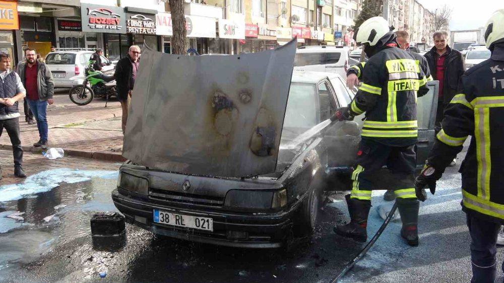 Kayseri’de bir sürücü marşa bastı, araba yandı