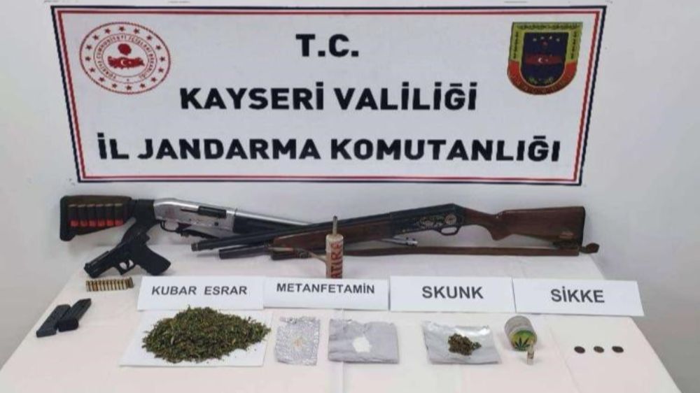Kayseri'de operasyon yapılan evden uyuşturucu, silah ve tarihi eser ele geçirildi