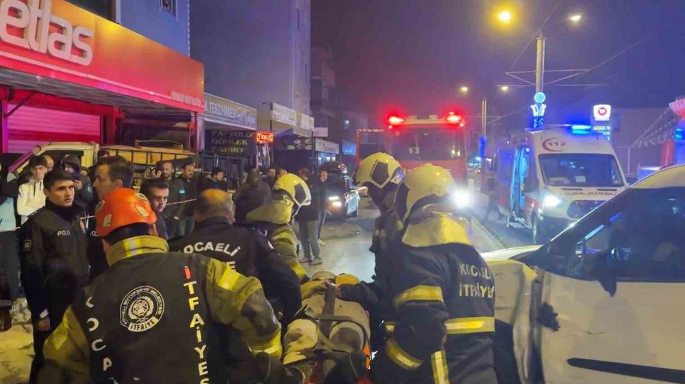 Kocaeli'de yeni yılının ilk kazası: Aracın altında kalan motosikletliyi vatandaşlar kurtardı