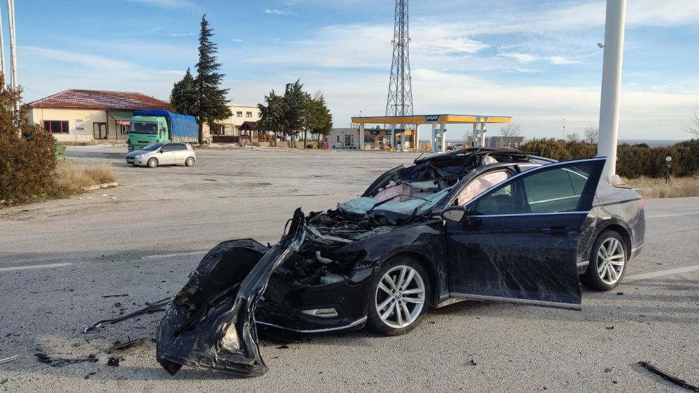 Konya’da otomobil kamyona çarptı iki kişi yaralandı