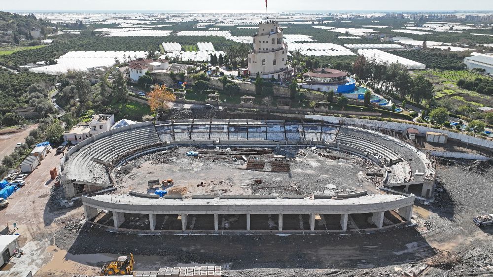 Kumluca Atatürk Stadyumu'nun kaba inşaatı tamamlanıyor