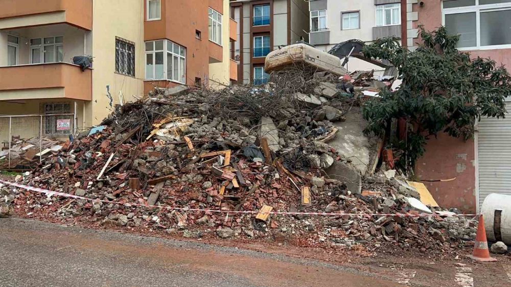 Maltepe’de bina yıkım esnasında çöktü