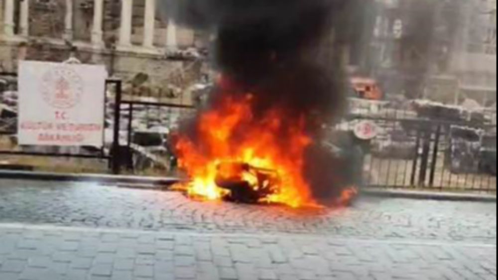 Manavgat'ta motosiklet devrildi ,yandı: sürücü yaralandı