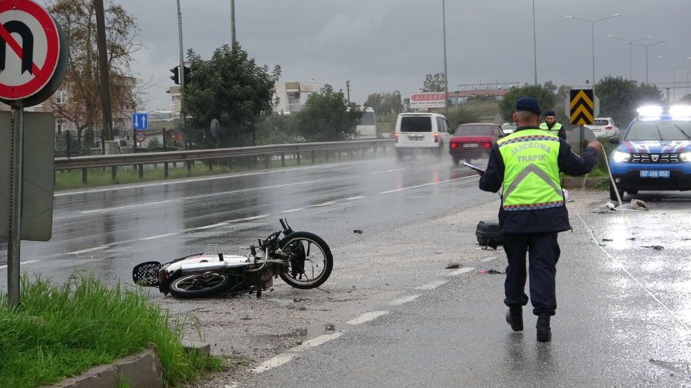Manavgat'ta motosiklet ile otomobil çarpıştı, 1 kişi ağır yaralandı 