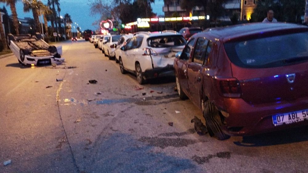 Manavgat'ta trafik kazası; sürücü olay yerinden kaçtı 