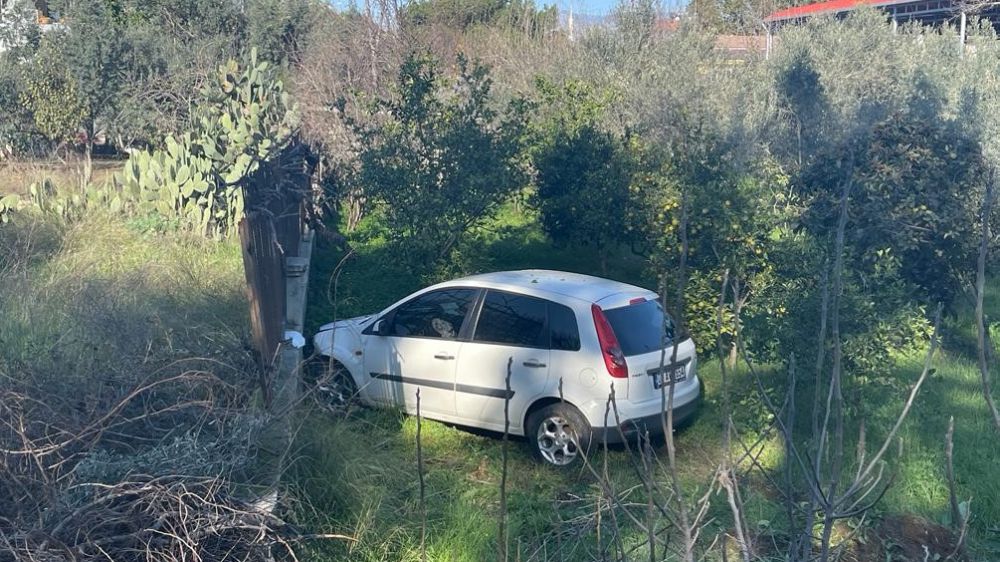 Manavgat'ta virajı alamayan otomobil bahçeye uçtu: 1 yaralı