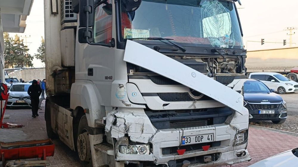  Mardin’de tır kontrolden çıktı Üç araç ve bir dükkana zarar verdi