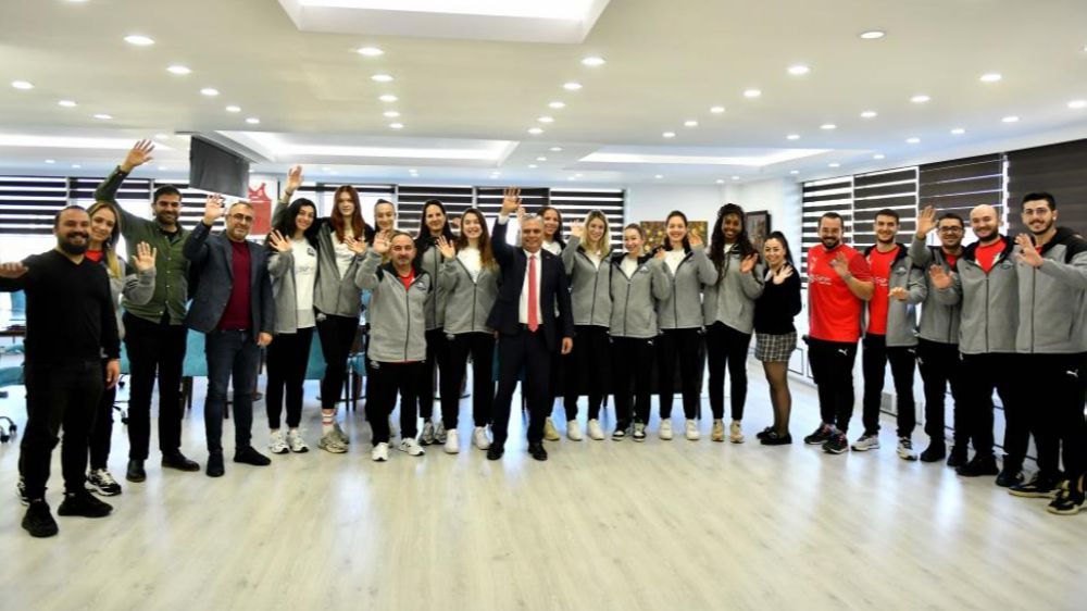 Muratpaşa Belediyesi Kadın Voleybol Takımı Başkan Uysalı ziyaret etti