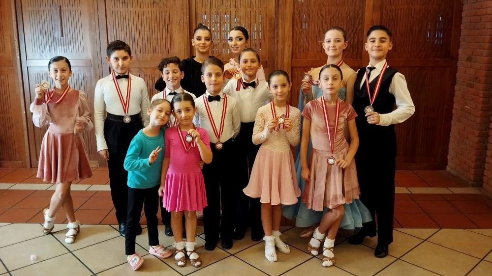 Muratpaşa Belediyesi Salon Dansları Topluluğu 15 madalyayla döndü