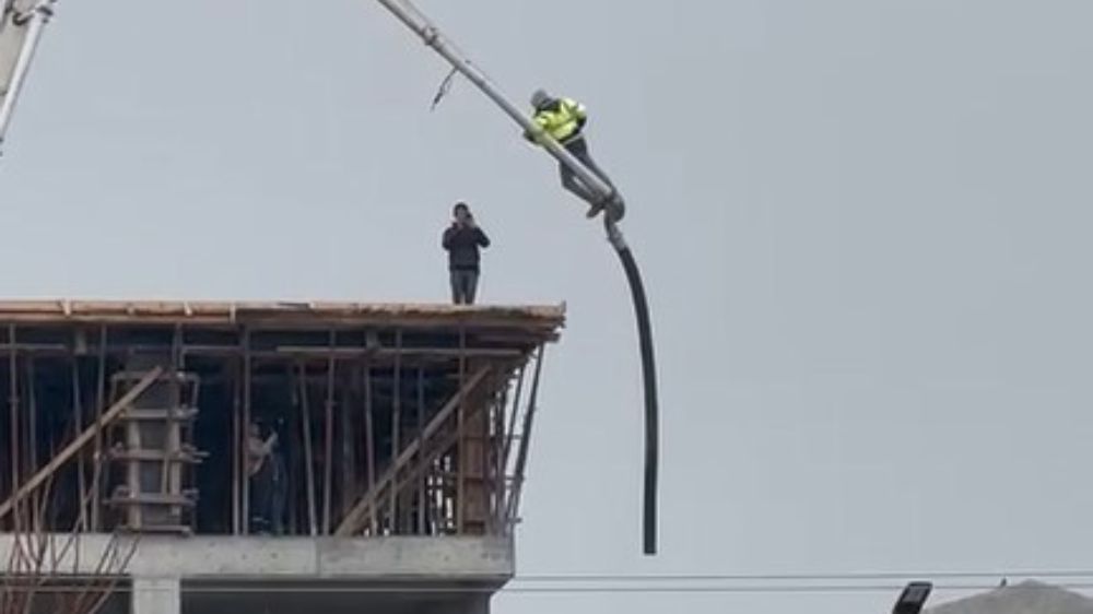 Ölüme Davetiye: Afyonkarahisar'da İşçi, Beton Pompasının Üstünde Çılgınca Hareketlerle Tehlike Atlattı!