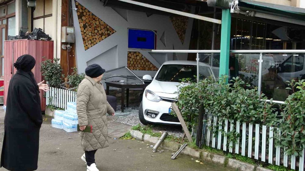 Ordu’da otomobil kafe bahçesine daldı: 3 kişi yaralandı