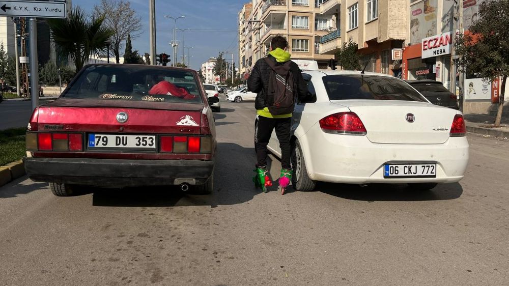 Otomobile tutundu, trafiği tehlikeye attı