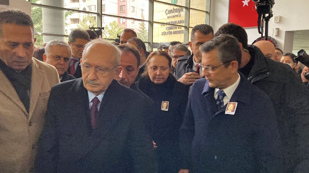 Özgür Özel ve Kemal Kılıçdaroğlu cenaze töreninde bir araya geldi