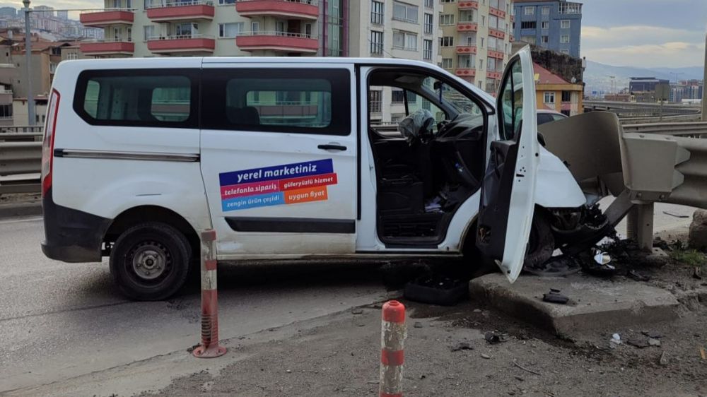 Samsun'da minibüs bariyere çarptı: 1 yaralı
