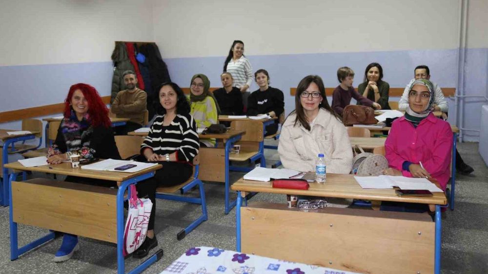 Sinop’ta görevli öğretmenlere İngilizce kursu verildi