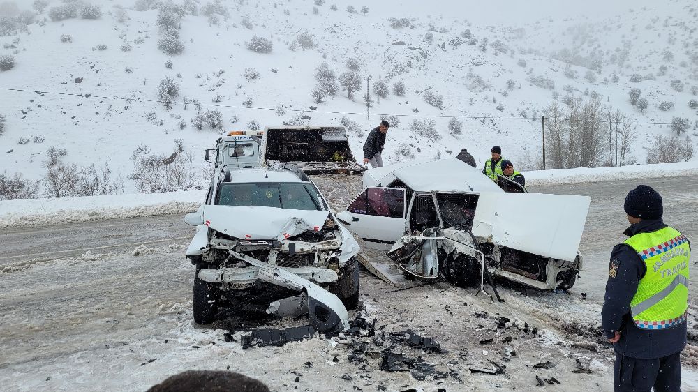 Sivas’ta korkunç kaza iki otomobil çarpıştı: 1 ölü 6 yaralı