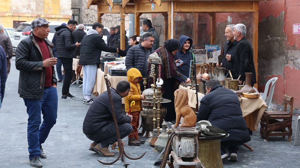 Talas'ta yılın ilk antika pazarı