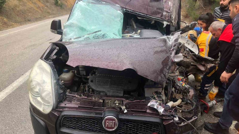 Tokat'ta 2 aracın karıştığı kazada 2 kişi yaralandı