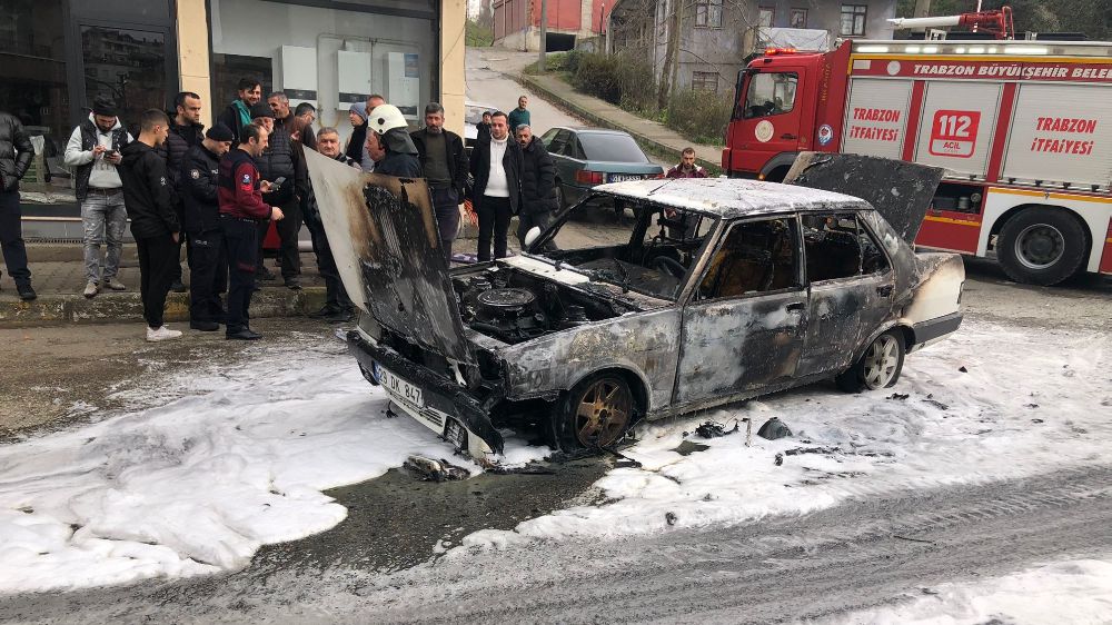  Trabzon'da araç sokak ortasında aniden alev aldı