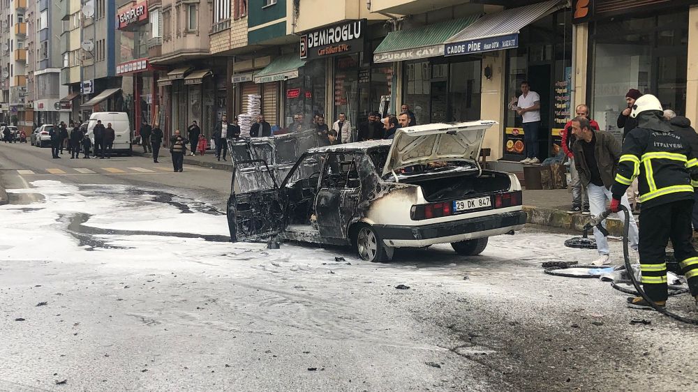 Trabzon Vakfıkebir'de Çıkan Araç Yangını İtfaiye Tarafından Kontrol Altına Alındı