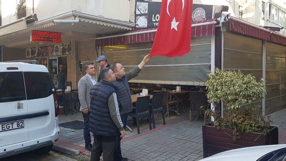 Türk bayrağını bıçakla kesen şahıs, yakalandı