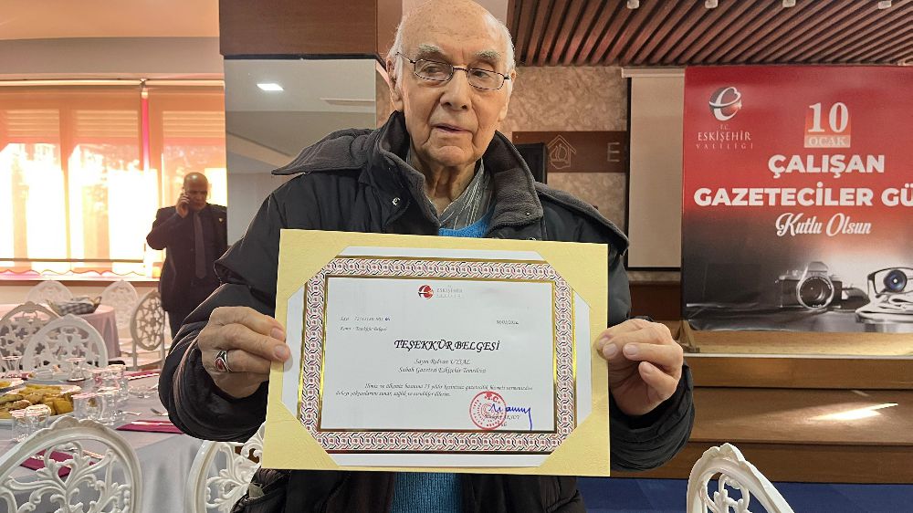 Vali Aksoy'dan 91 yaşındaki Gazeteci Rıdvan Uysal'a Teşekkür belgesi