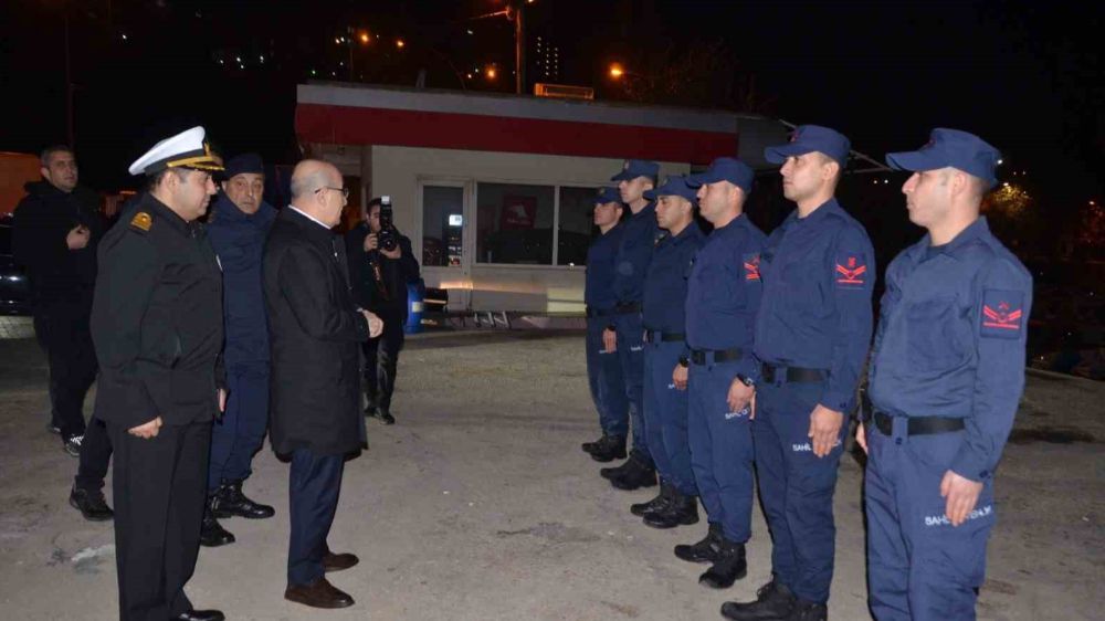 Vali Demirtaş, yeni yıla kontrol noktasındaki polis ve askerler ile girdi