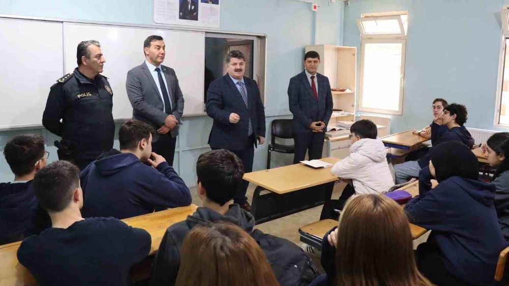 Yalova İl Emniyet Müdürü Gözüm, Altınova’da öğrencilerle bir araya geldi