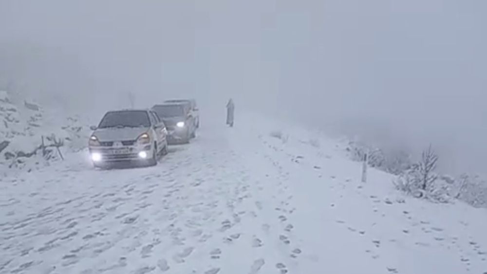 Yoğun kar yağışı yolu ulaşıma kapattı