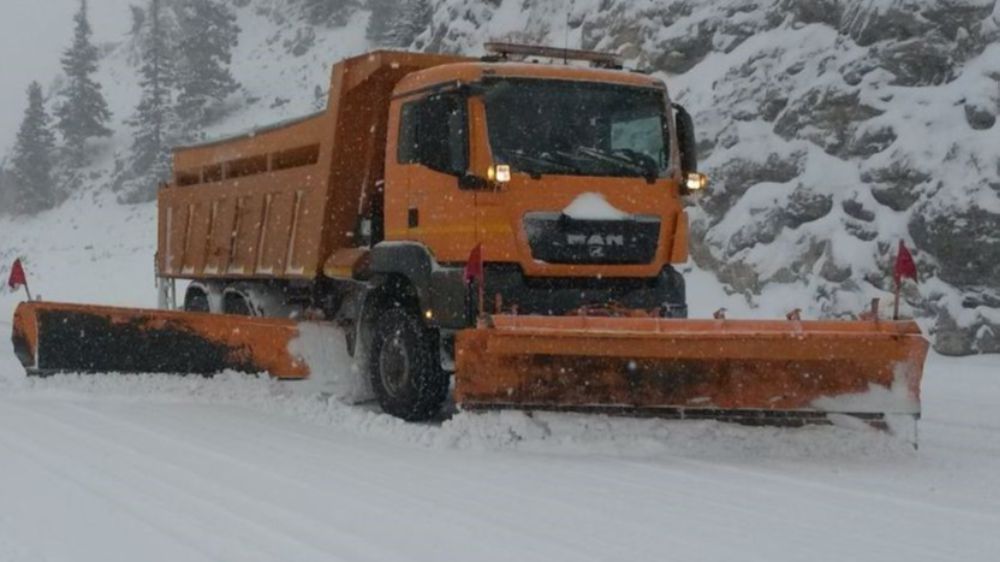 Yoğun karın etkili olduğu Antalya-Konya kara yolu tırların geçişine açıldı
