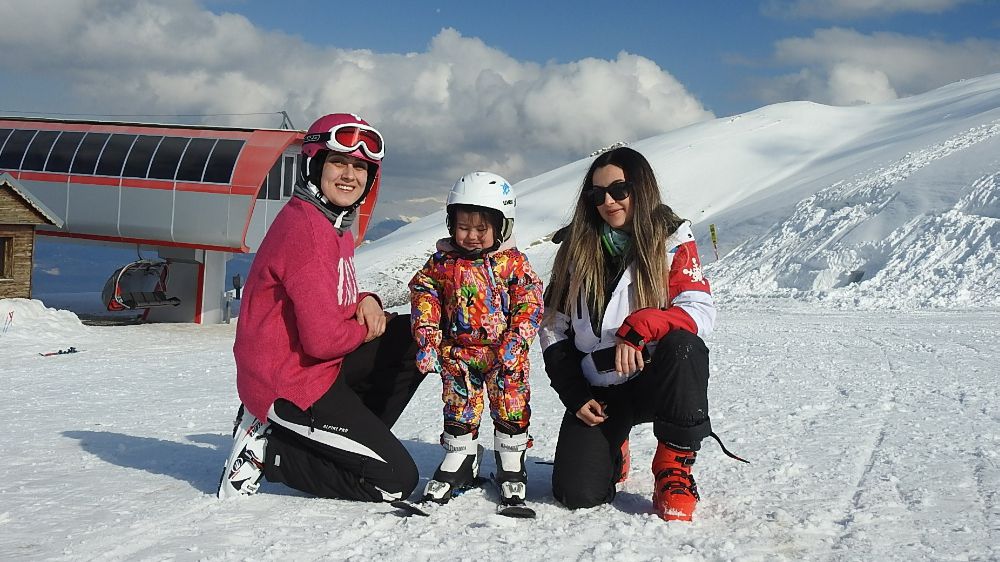 2 Yaşındaki Minik Kayakçı Ergan Dağı'nda Milli Sporcu ile İlk Kayağını Yaptı!