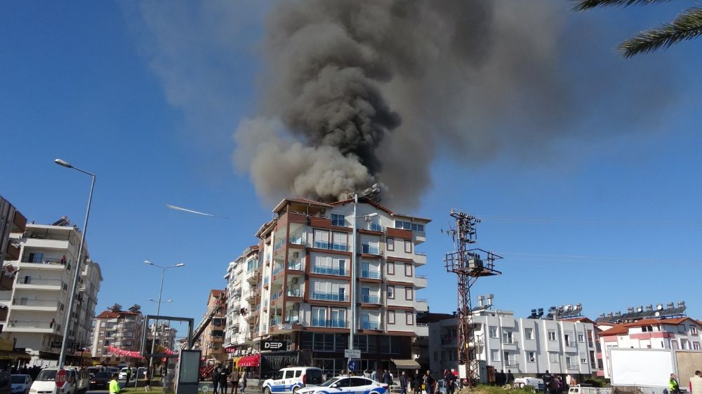 6 katlı binanın çatı katında çıkan yangın paniğe neden oldu