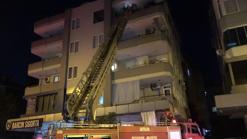 Alanya'da apartmanda çıkan yangın mahalleyi korkuttu