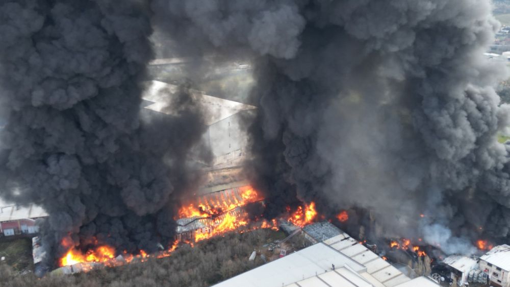 Alev alev yanan fabrikanın görüntüleri