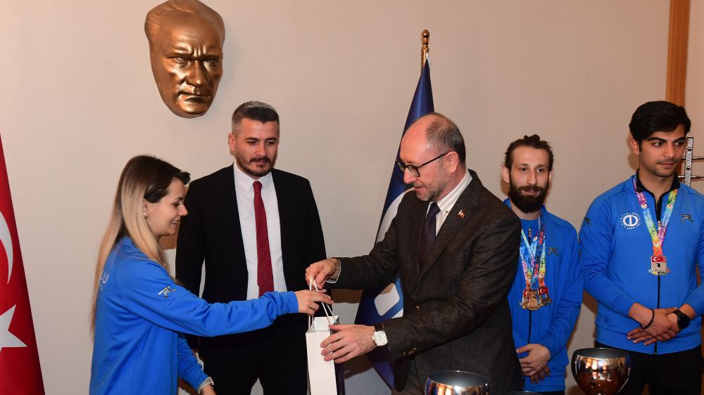 Anadolu Üniversitesi Taekwondo Takımı Rektör Erdal'ı Ziyaret Etti: 3 Kupa ve 14 Madalya Kazanıldı