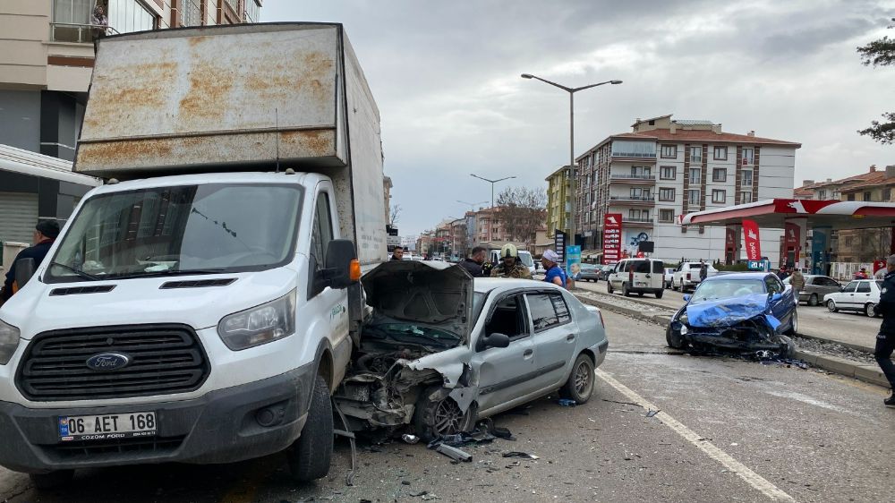 Ankara'da korkutan kaza! İki otomobil çarpıştı önce araca sonra...! Yaralılar var