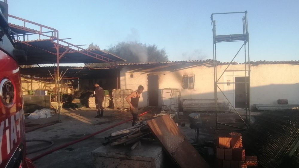 Antalya'da bir işletmenin barakasında yangın çıktı çalışan son anda kurtuldu