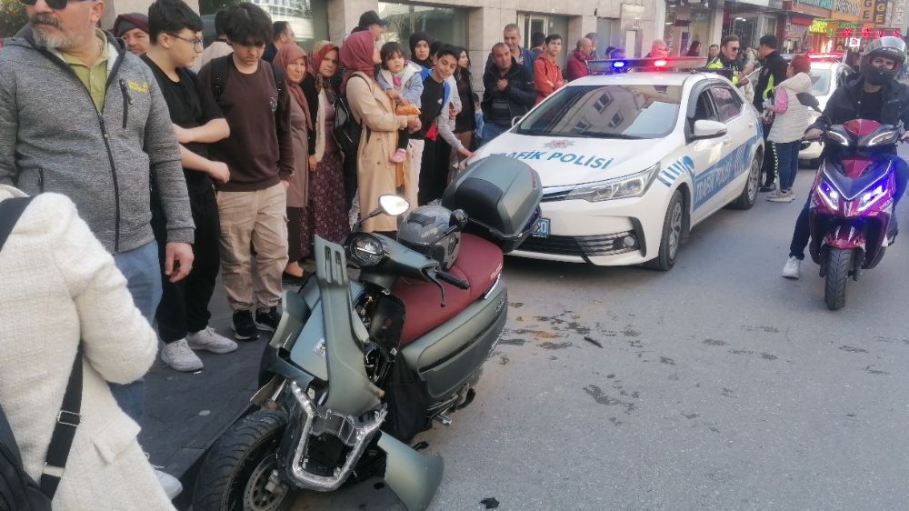 Antalya'da kaza 3 araç birbirine girdi