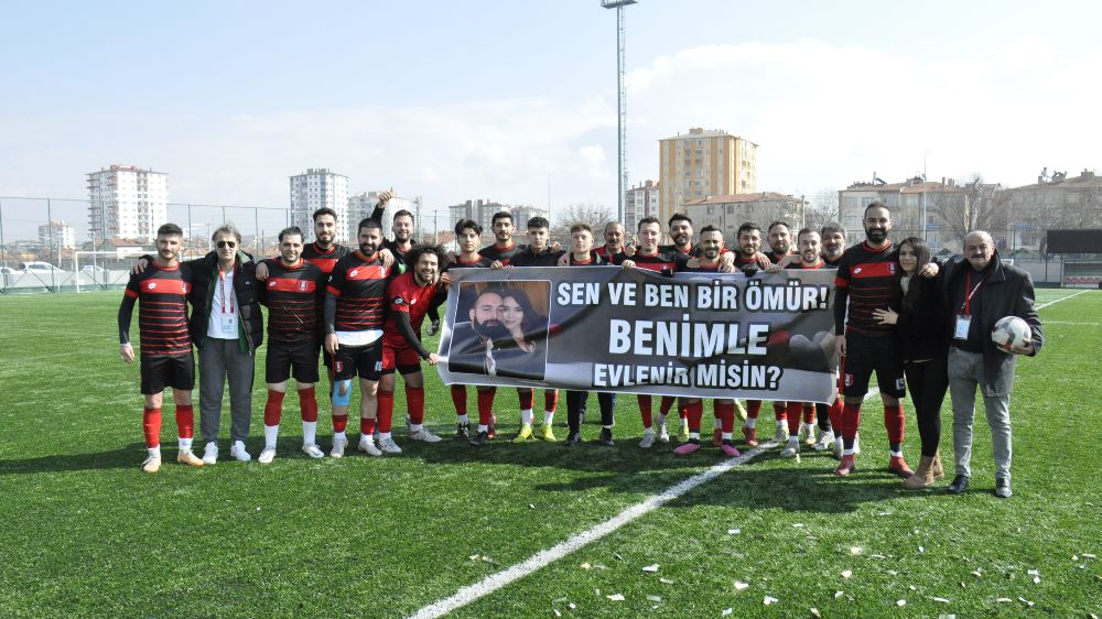 Başarılı futbolcu  Mustafa Aydın'dan maç sonrası kız arkadaşına evlenme teklifi