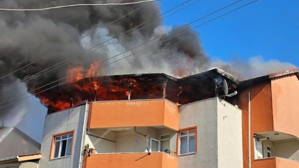 Binanın çatısındaki yangın mahalleliyi korkuttu