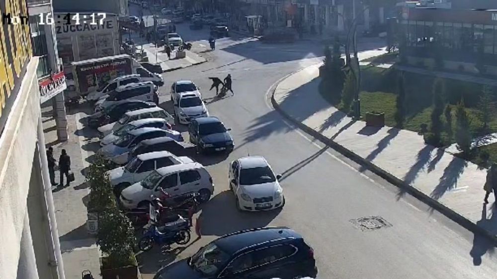 Burdur'da Yaya ve Motosiklet Çarpıştı! İşte Kazanın Güvenlik Kamerası Görüntüleri