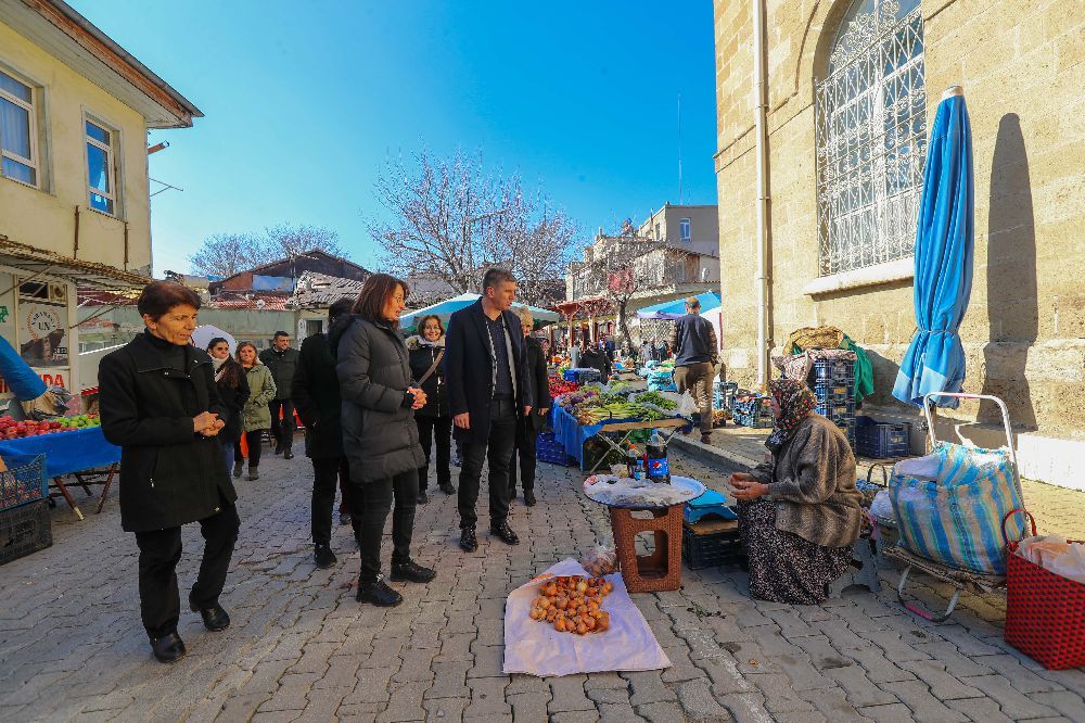 Burdur Haber - Başkan Ercengiz Cuma pazarını Gezdi