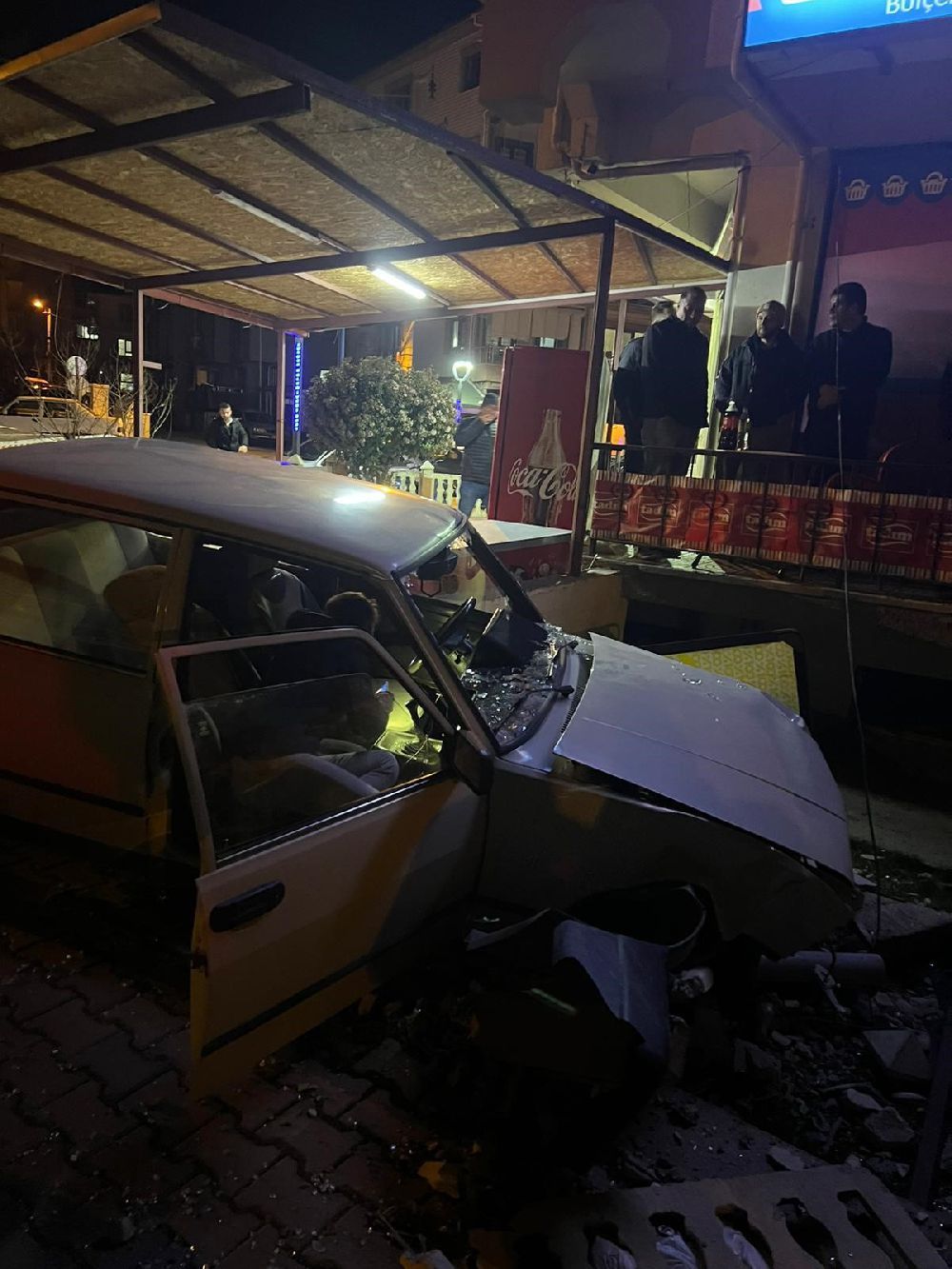Burdur Haber - Burdur 'da otomobil bahçe duvarını yıktı 