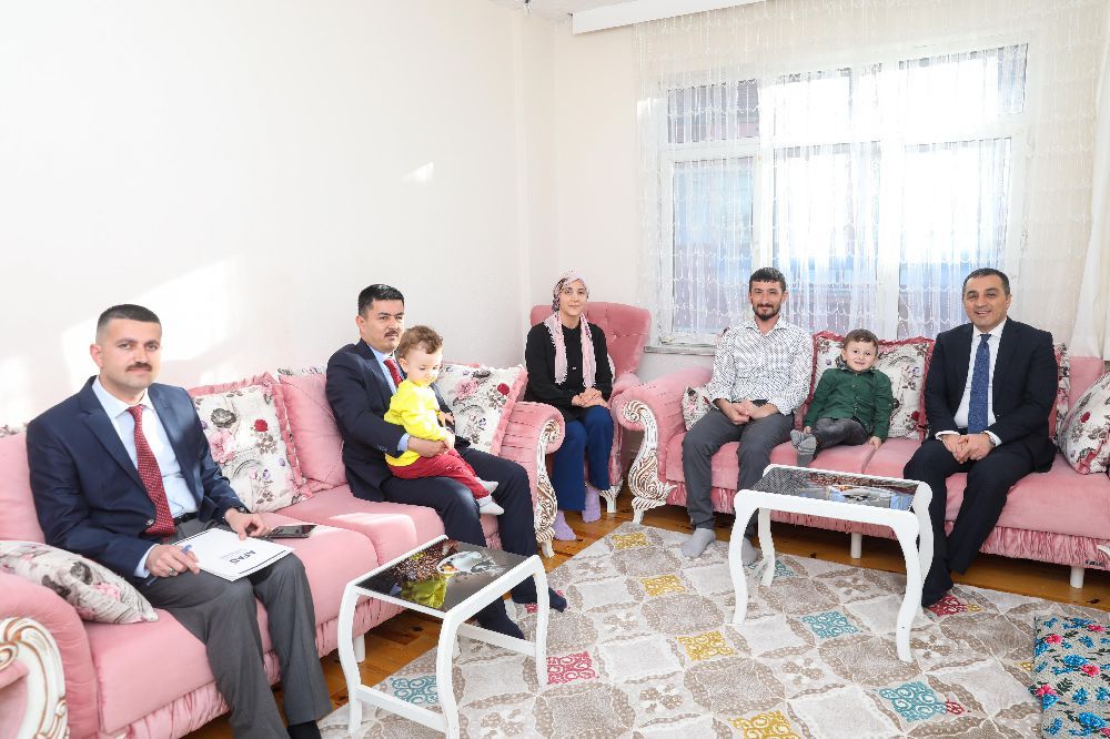 Burdur Haber - Vali Öksüz, depremzede aileleri ziyaret etti