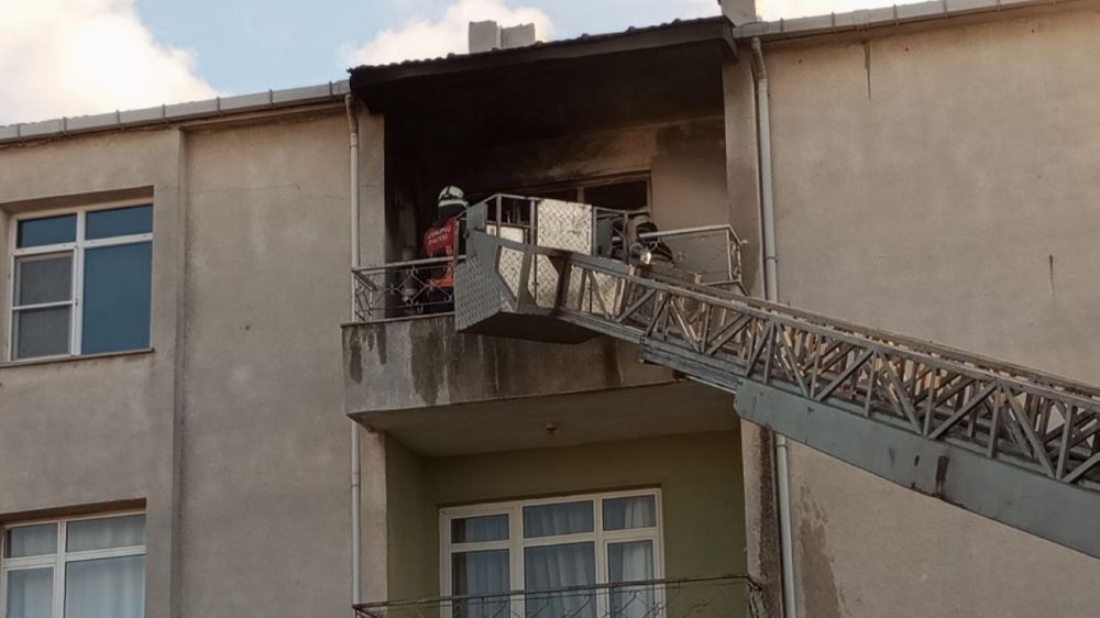 Edirne'de üç katlı evde yangın 