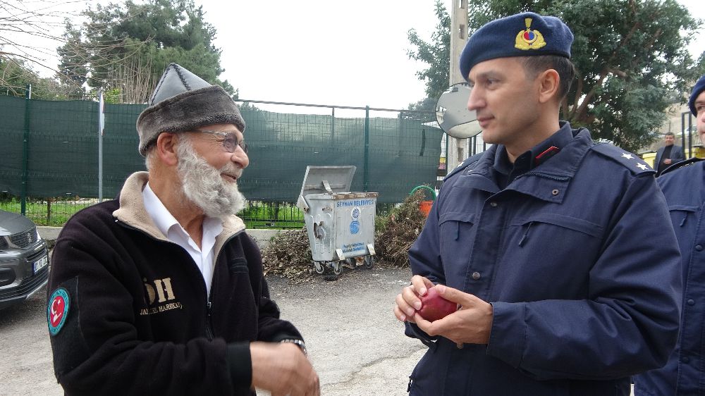  "Elmacı Dede" bu kez de Adana'nın Kozan ilçesindeki askerlere elma getirdi