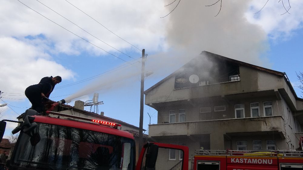 Hacıbey Köyü'nde Yangın Sürprizi! Bir Evin Çatısı Yandı