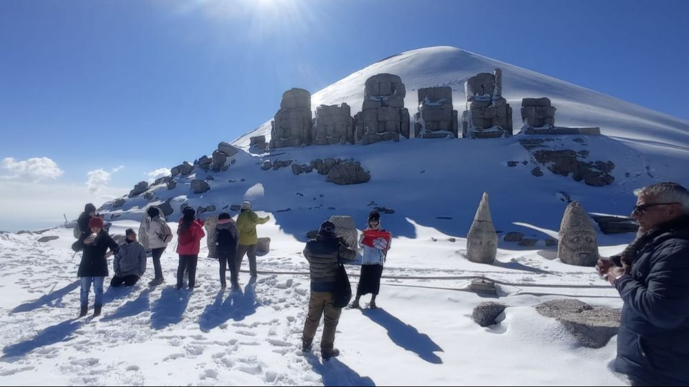 Karlar Altındaki Nemrut Dağı Turistleri Büyülüyor!
