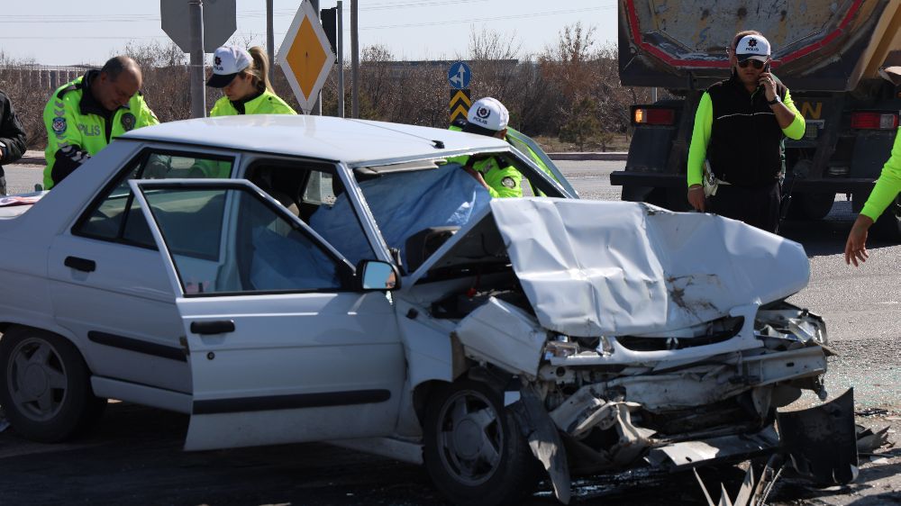 Konya'da kırmızı ışıkta bekleyen hafif ticari araca arkadan çarpan otomobildeki sürücü ve eşi hayatını kaybetti.