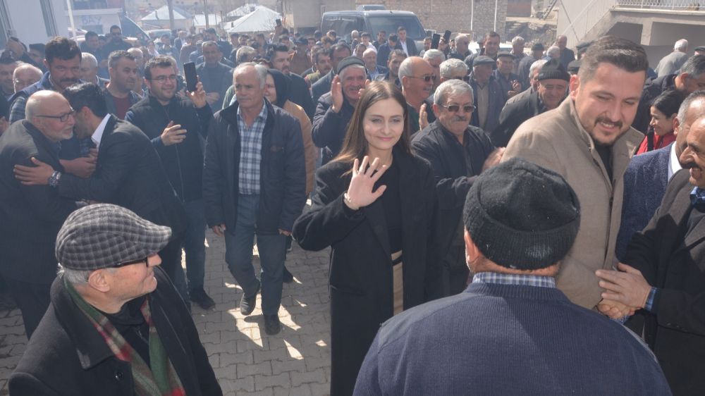 Korkuteli'nin İlk Bayan Belediye Başkan Adayı Saniye Caran  Sahalara Çıktı 
